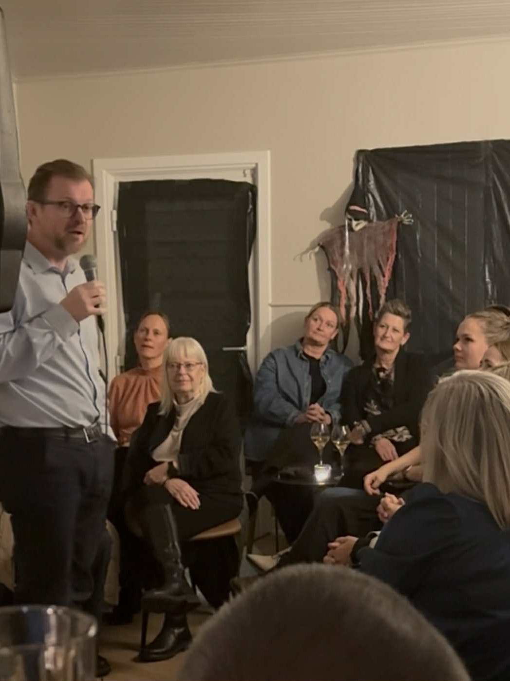 Champagne & Comedy Surprise - 21. Marts 2026